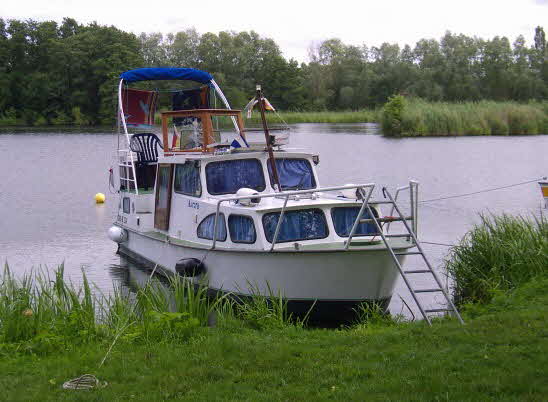 kleines Motorboot bei Kleinkreuz an der Havel